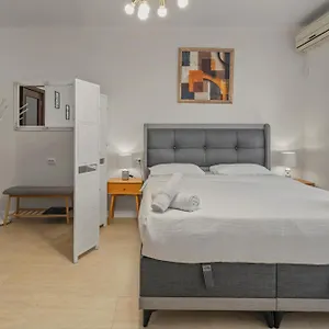 Upscale Studio, Walking Distance From The Old Town Apartament